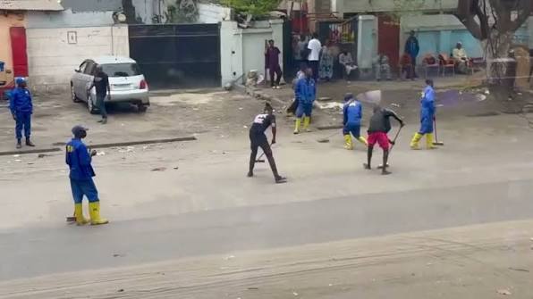 Urbanisme et réinsertion en RDC : Les ex-kulunas au balai